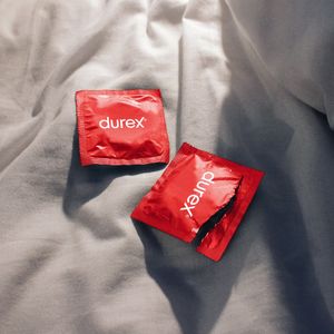 Durex_supersottile_10pk_RBL2207633_TR2606068_Lifestyle_v1_8127db3b-ce23-4e86-9bbe-819b2f01c0d0.jpg